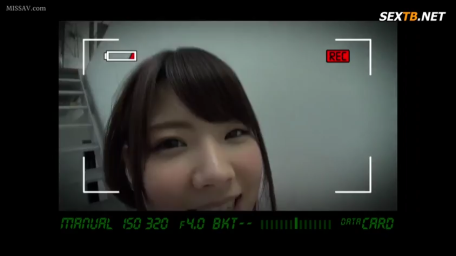 微笑 · 顔のクローズアップ · 不明 · 摄像机 · 室内楼梯间 · 录制标识