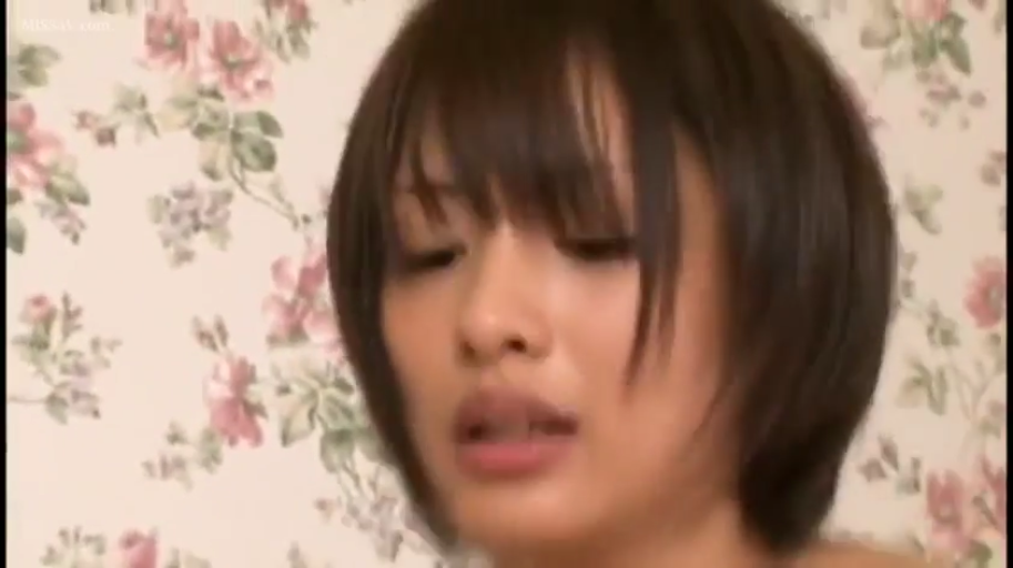 脸部特写 · 全裸 · 房间 · 正面