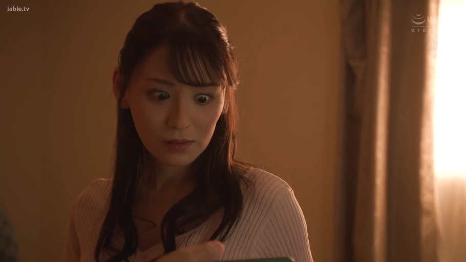 面部特写 · 手机 · 盯着看 · 逆光 · 室内卧室 · 白色针织上衣