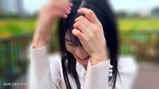 害羞 · 发丝细节 · 公园 · 白色针织衫