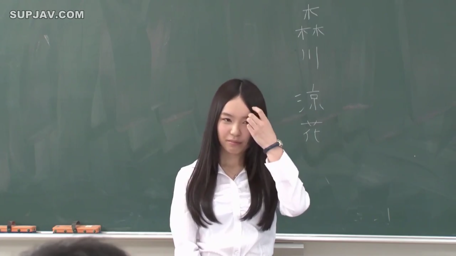 教室 · 脸部特写 · 神情专注 · 白色长袖衬衫 · 黑板上有写字