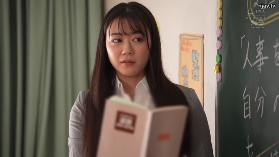 办公室 · 脸部特写 · 灰色西装外套 · 神情专注 · 笔记本