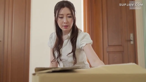 专注 · 纸箱 · 熟女 · 住宅室内 · 俯身坐姿 · 碎花短袖衬衫 · 拆快递