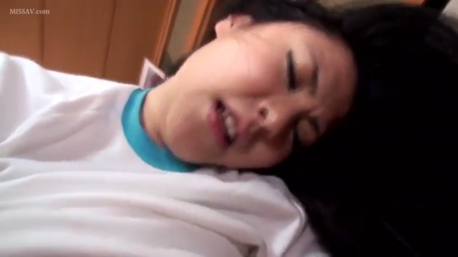 卧室 · 张嘴呻吟 · 面部特写 · 蓝边圆领 · 性交