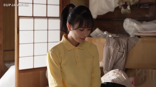 坐姿 · 中景 · 日式室内 · 黄色长袖Polo衫