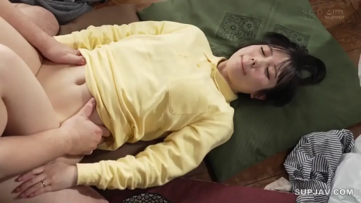 室内 · 中景 · 闭眼 · 枕头 · 仰卧 · 抚摸 · JAV · 黄色长袖Polo衫