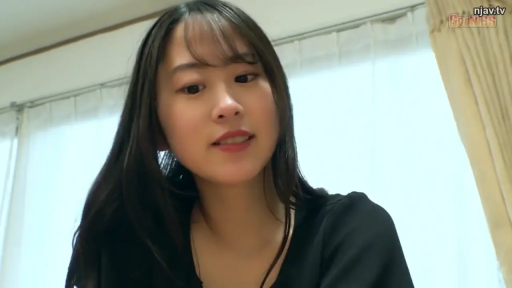卧室 · 说话状态 · 上半身特写 · 黑色上衣