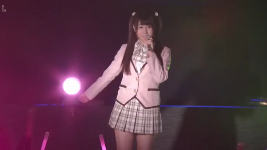 全身特写 · 微笑 · 粉色系西装校服 · 麦克风 · 演播厅 · 聚光灯照射