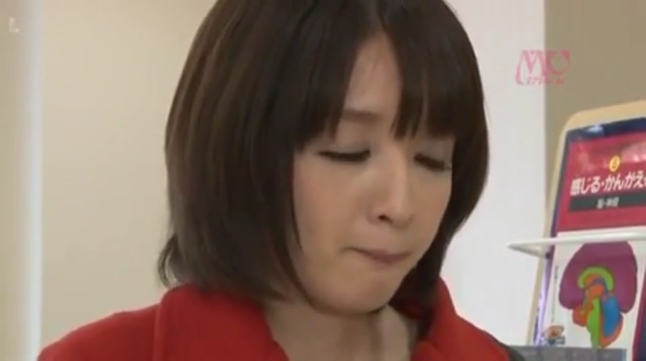 室内 · 闭眼沉思 · 五官特写 · 红色上衣 · 医疗画册