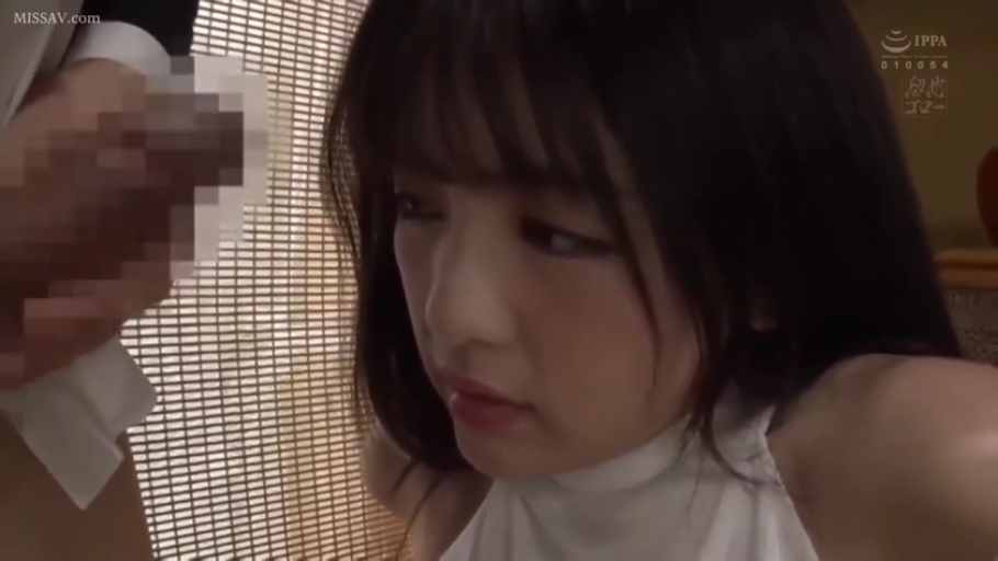 室内 · 俯身 · 专注 · 脸部特写 · 口交 · 马赛克 · 阴茎 · 白色挂脖上衣