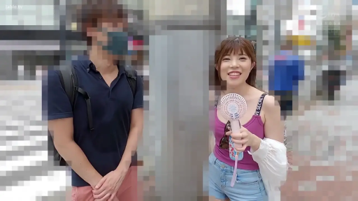 站立 · 中景 · 户外街道 · 紫色吊带背心