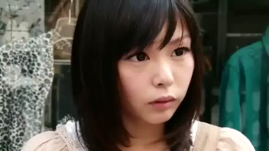 迷茫 · 五官细节 · 服装店 · 浅色休闲上衣