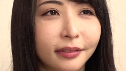 室内 · 脸部特写 · 微笑 · 凝视 · 长发 · 正脸