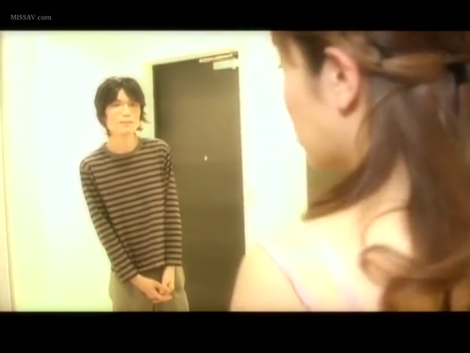 房门口 · 注视 · 女性粉色细肩带背心 · 男性正面