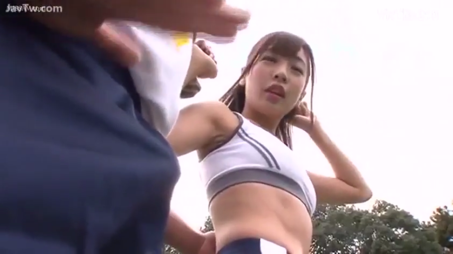 略带诱惑 · 白色运动背心 · 户外操场 · 男性手部特写