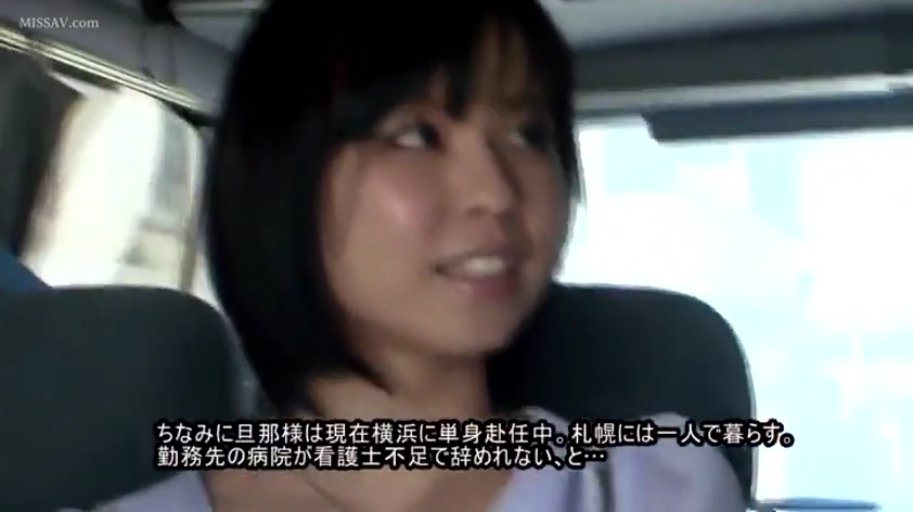 坐姿 · 交谈 · 脸部 · 微笑 · 车内 · 便装 · 短发