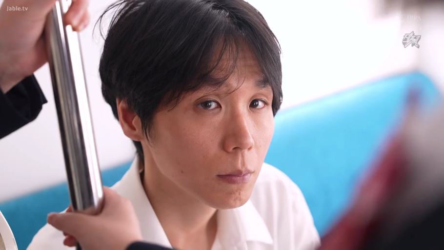 室内 · 脸部特写 · 注视 · 白色衬衫 · 金属杆 · 光线明亮