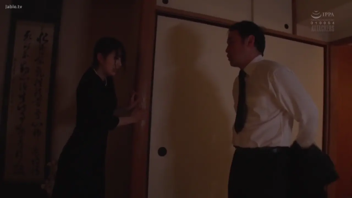 日式风格卧室 · 女人穿黑色连衣裙 · 女人看起来有些局促或不安