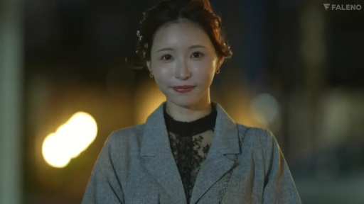 站姿 · 微笑 · 注视镜头 · 背景虚化 · 灰色大衣 · 户外夜间 · 半身正面