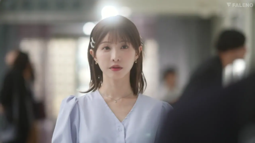 平静 · 面部特写 · 注视 · 长发 · 发夹 · 室内走廊 · 浅蓝色上衣 · 正面站姿