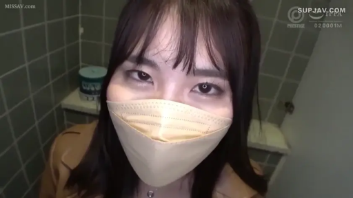 迷离 · 眼睛特写 · 卫生间 · 佩戴口罩 · 医用口罩 · 光线明亮