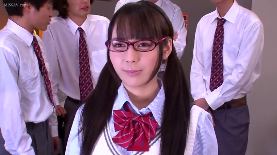 红色格纹领结 · 多人场景 · 轻微微笑 · 红色边框眼镜 · 女生面部特写 · 学校或走廊