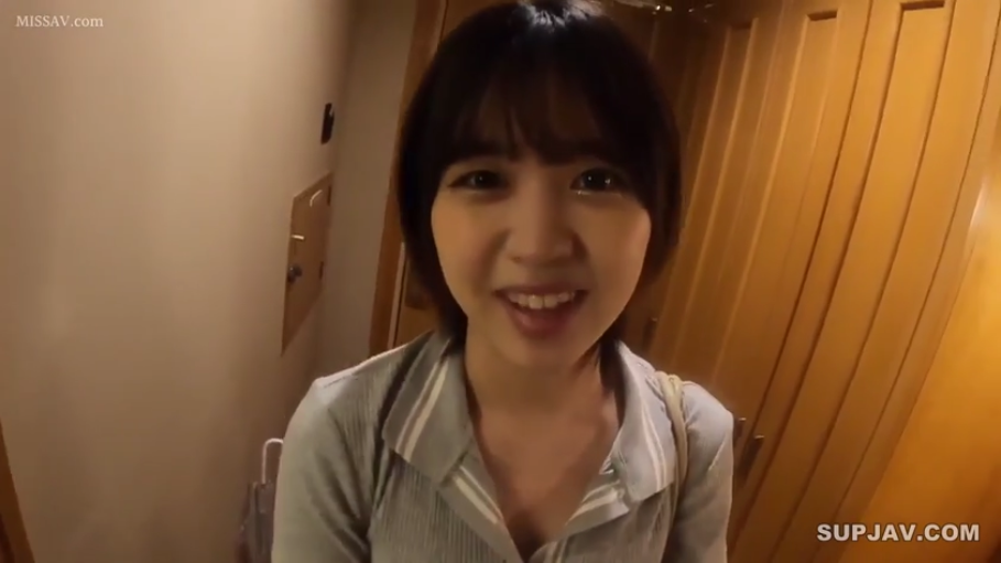 脸部特写 · POV视角 · 室内门口 · 开心的微笑 · 灰色休闲衬衫