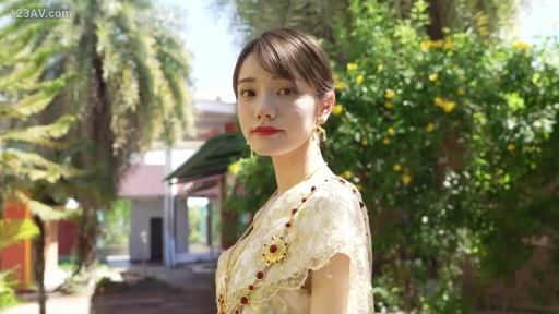 眼神直视 · 上半身特写 · 泰式建筑庭院 · 阳光直射 · 饰品点缀 · 金饰挂链