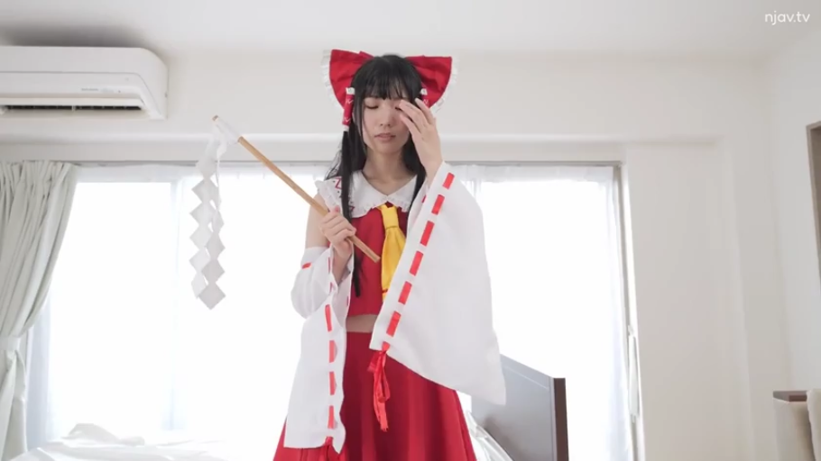 卧室 · 略显疲惫 · 面部表情特写 · 白色宽袖 · 御币