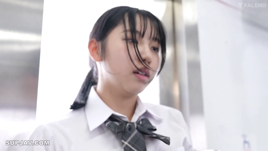 室内 · 顔部のクローズアップ · 清纯风 · 略带迷茫 · 白色学生制服衬衫