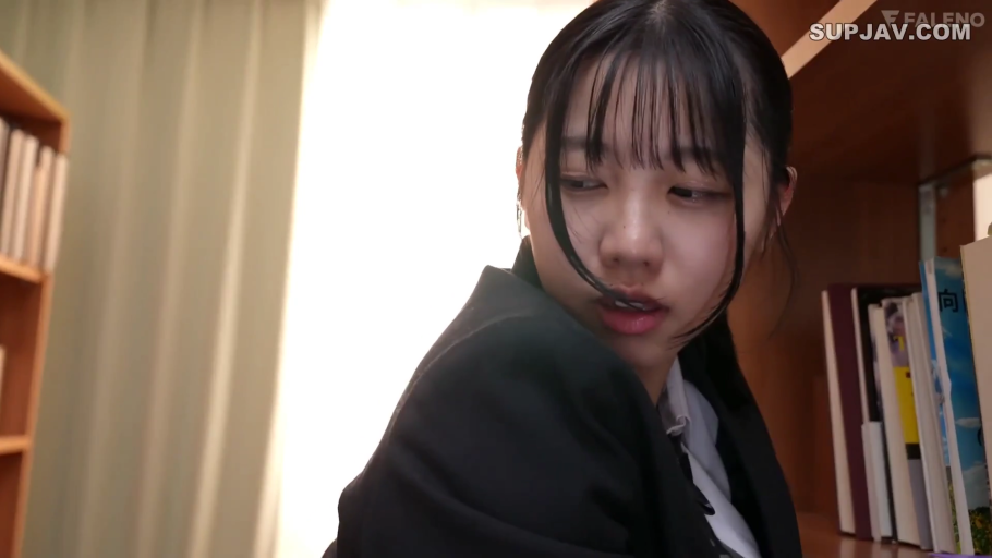 疑惑 · 黑色西装外套 · 面部特写 · 图书馆 · 书架