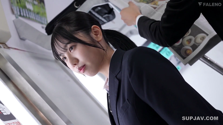 报纸 · 有些局促 · 深蓝色学生制服西装 · 女生侧脸特写 · 日常通勤氛围 · 地铁/电车车厢