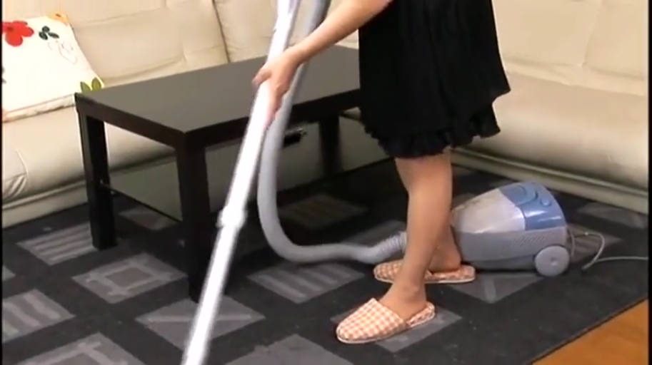 站立 · 腿部 · 黑色短裙 · 客厅 · 居家 · 打扫 · 吸尘器