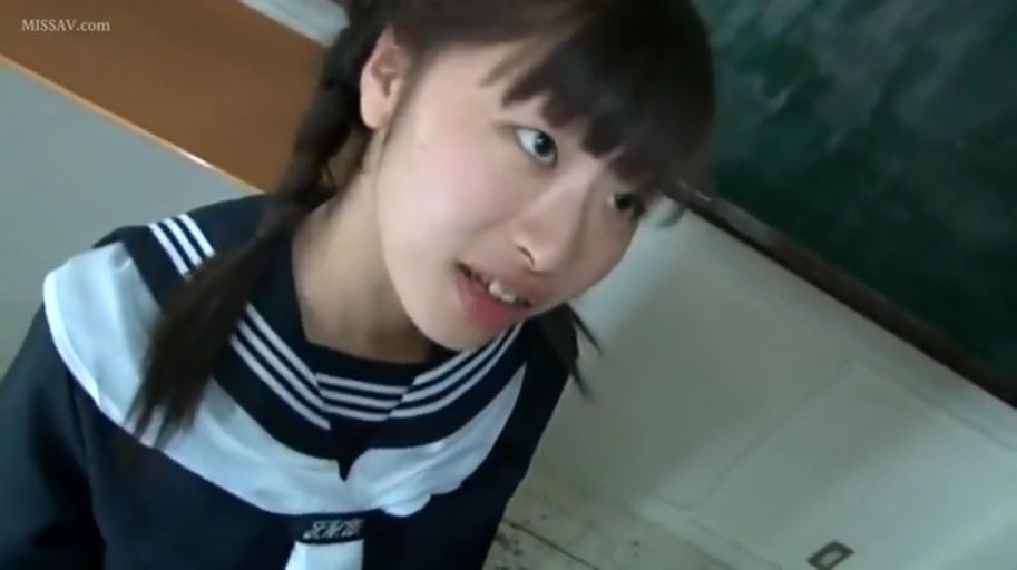 教室 · 脸部特写 · 水手服 · 注视