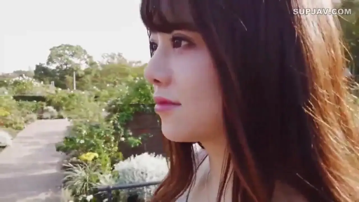 脸部特写 · 凝视 · 户外 · 长发 · 温柔 · 吊带 · 侧身站立