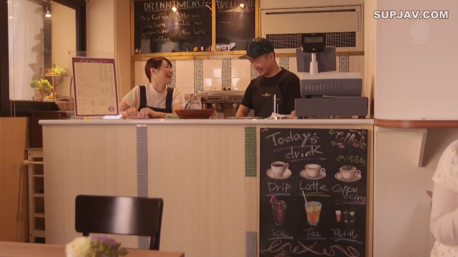 交谈 · 站立 · 中景 · 笑容 · 咖啡厅 · 收银机 · 日本 · 咖啡店制服