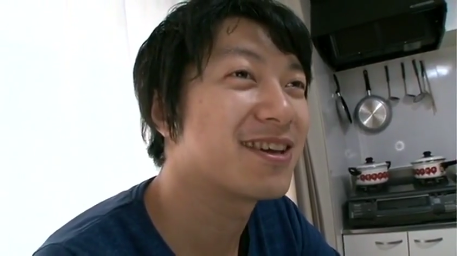 面部特写 · 厨房 · 蓝色T恤 · 侧头