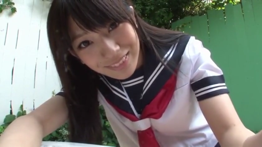 脸部特写 · 微笑 · 围栏边 · 日式水手服校服