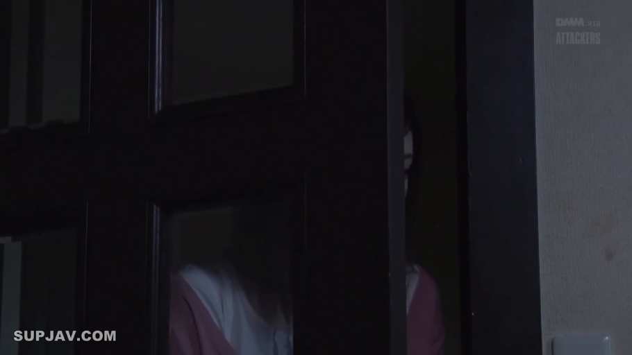 室内 · 光线昏暗 · 粉色居家服 · 谨慎 · 门缝视野