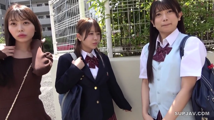 注视 · 日式校服外套 · 户外 · 背包 · 人物面部特写