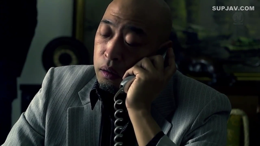 室内 · 坐姿 · 面部特写 · 西装 · 打电话