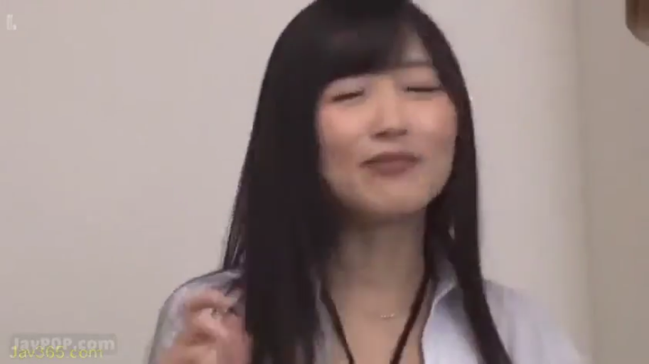 室内 · 脸部特写 · 享受 · 站姿 · 衬衫 · 长发 · 互动