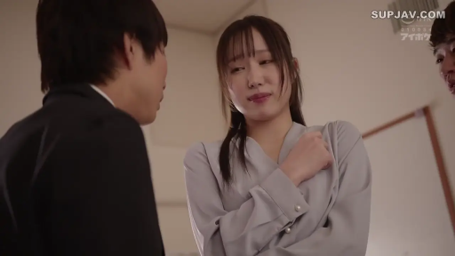 略显无奈 · 深色西装 · 室内办公室 · 女子脸部特写