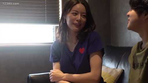 室内 · 坐姿 · 面部 · 沙发 · 微笑 · 交流 · 长发 · 蓝色短袖