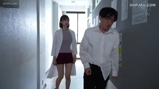 平静 · 酒红色短裙 · 走廊