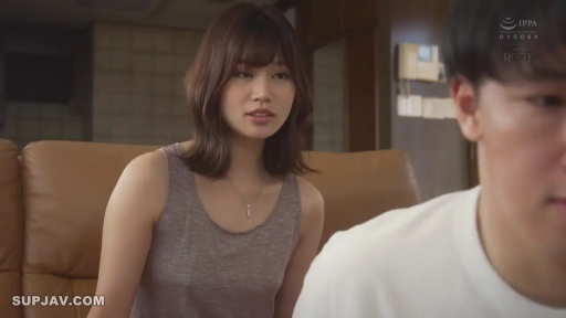若有所思 · 客厅 · 灰色背心 · 项链 · 女性面部