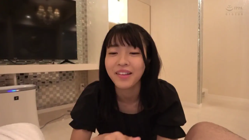 坐姿 · 微笑 · 面部特写 · 谈话 · 长发 · 室内房间 · 电视机 · 黑色泡泡袖上衣