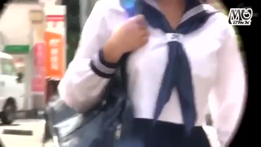 街道 · 上半身特写 · 书包 · 深蓝色领巾 · 面部未完全显示