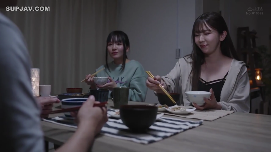 室内 · 坐姿 · 中景 · 自然 · 休闲装 · 多人 · 用餐 · 餐具