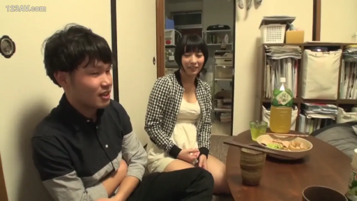 餐厅 · 饮料 · 女性格子开衫外套 · 两人上半身特写 · 交谈中微笑 · 书架杂物
